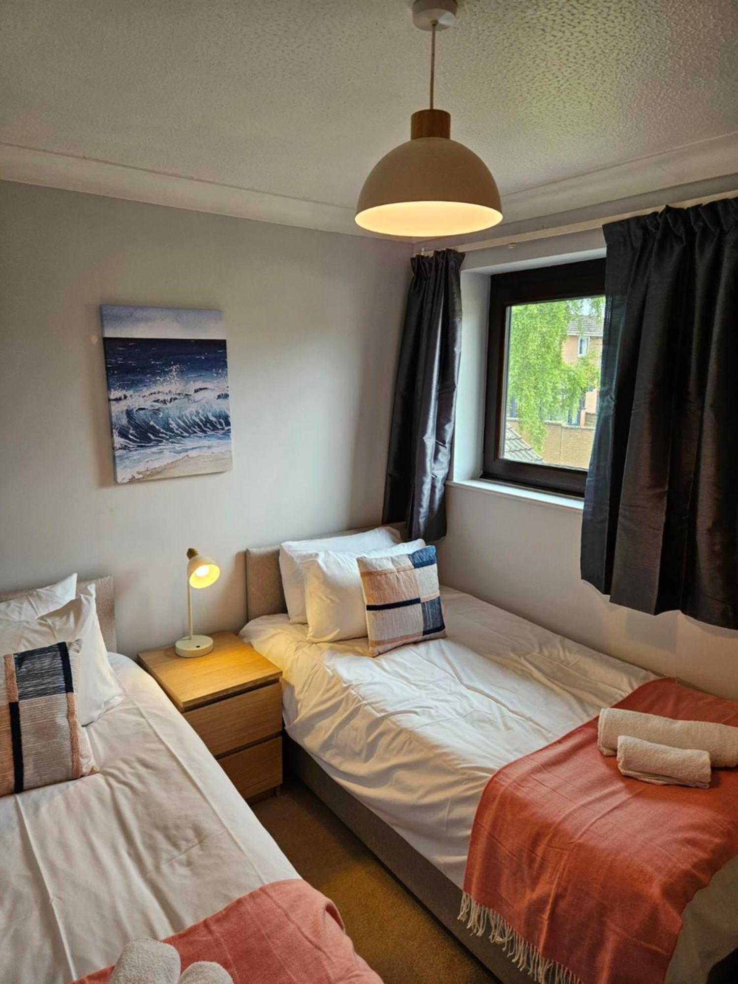 Redcot Gardens Stamford 4 Bed Contractor Familt Home With Parking Exterior foto
